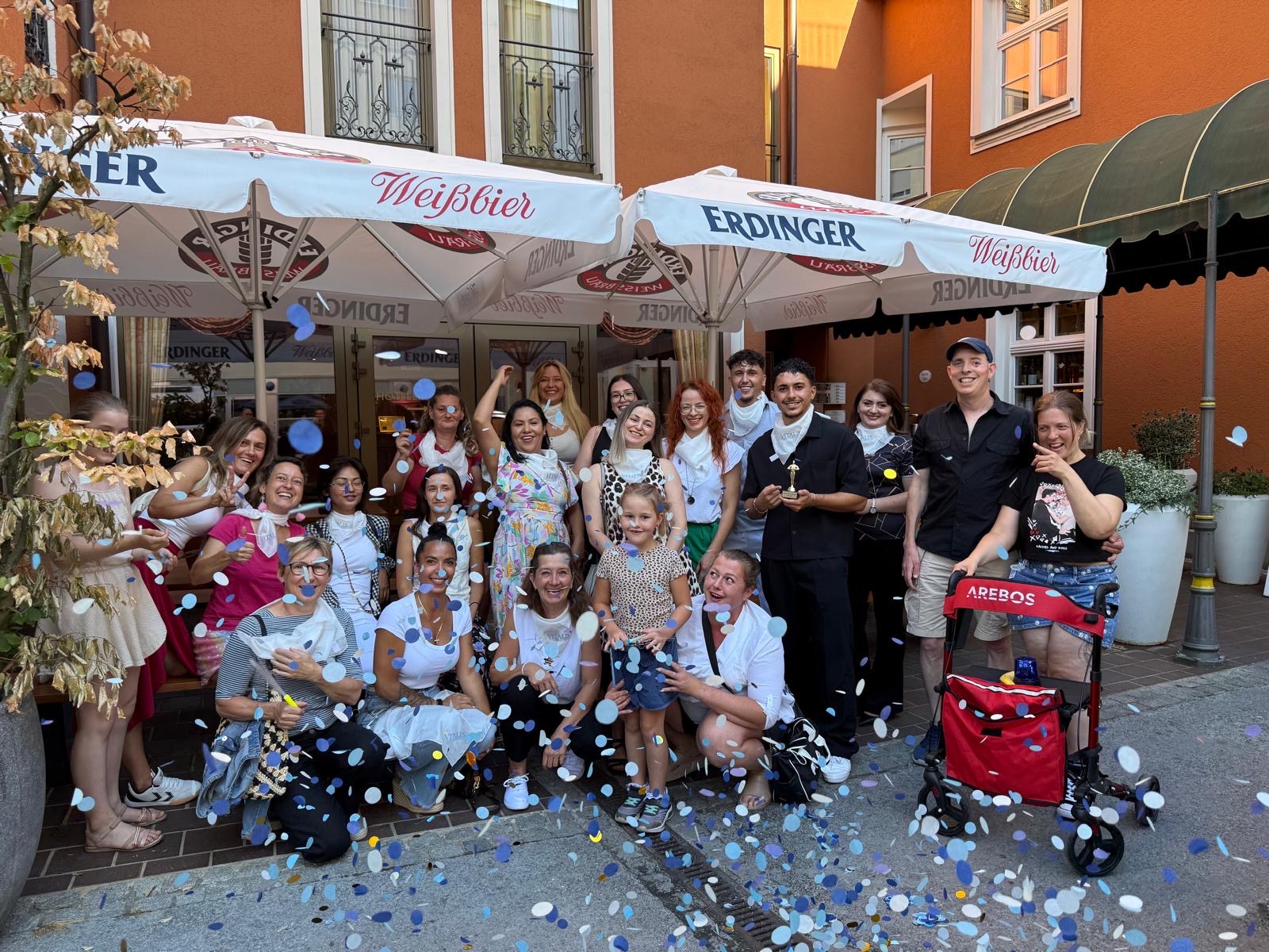 Das Vitalis-Team aus über 40 erfahrenen Alltagsbegleiterinnen und Betreuungskräften bei der Teamfeier
